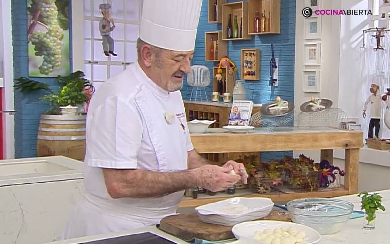 Haz las bolitas de coco de un tamaño similar Haz las bolitas de coco de un tamaño similar