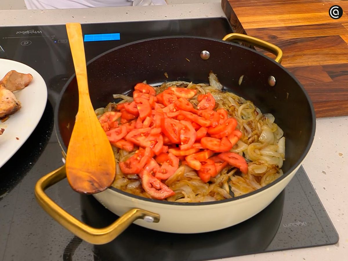 Pocha la cebolla y el tomate a fuego medio