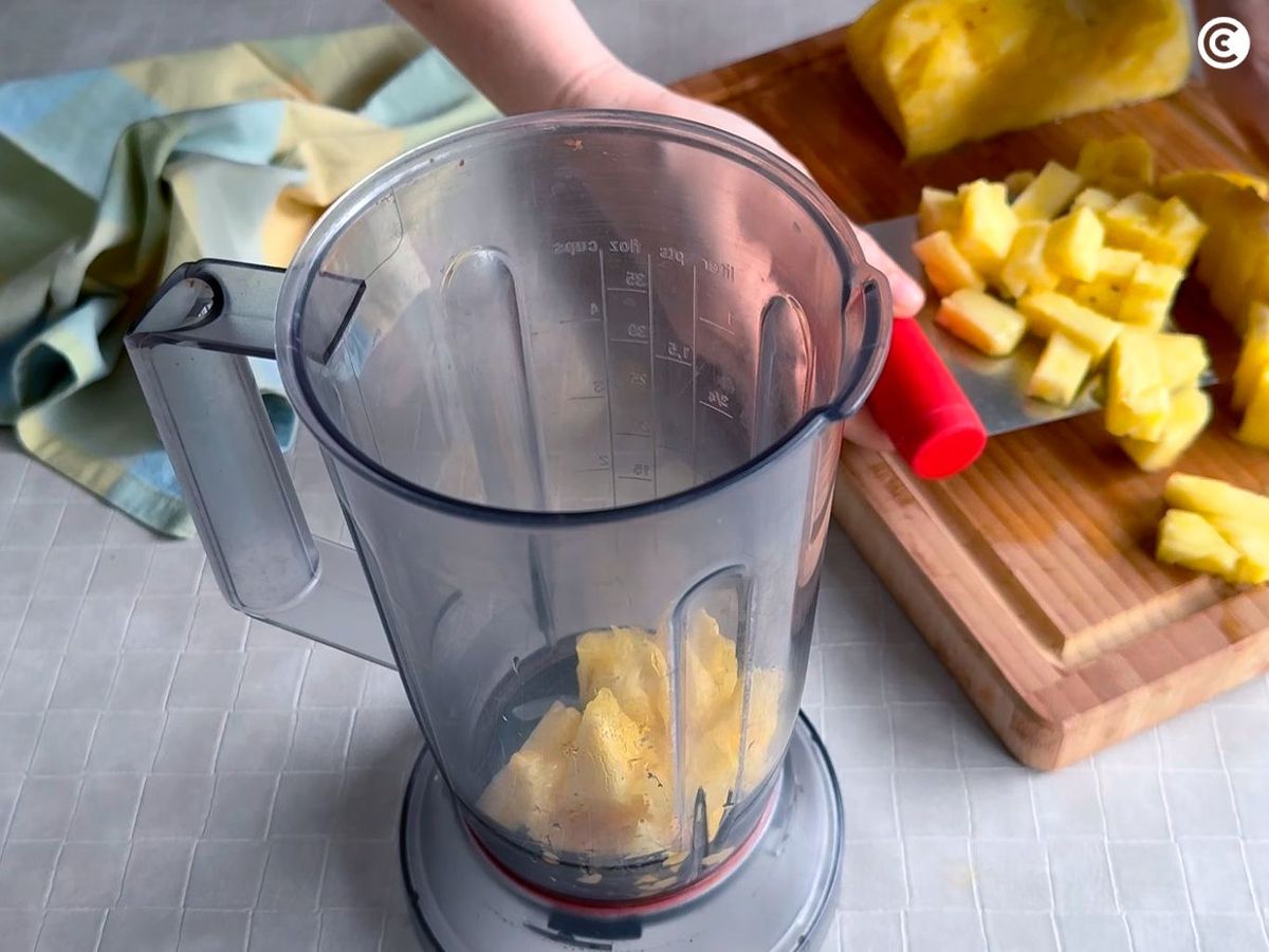 Triturar la fruta para hacer el mousse de piña