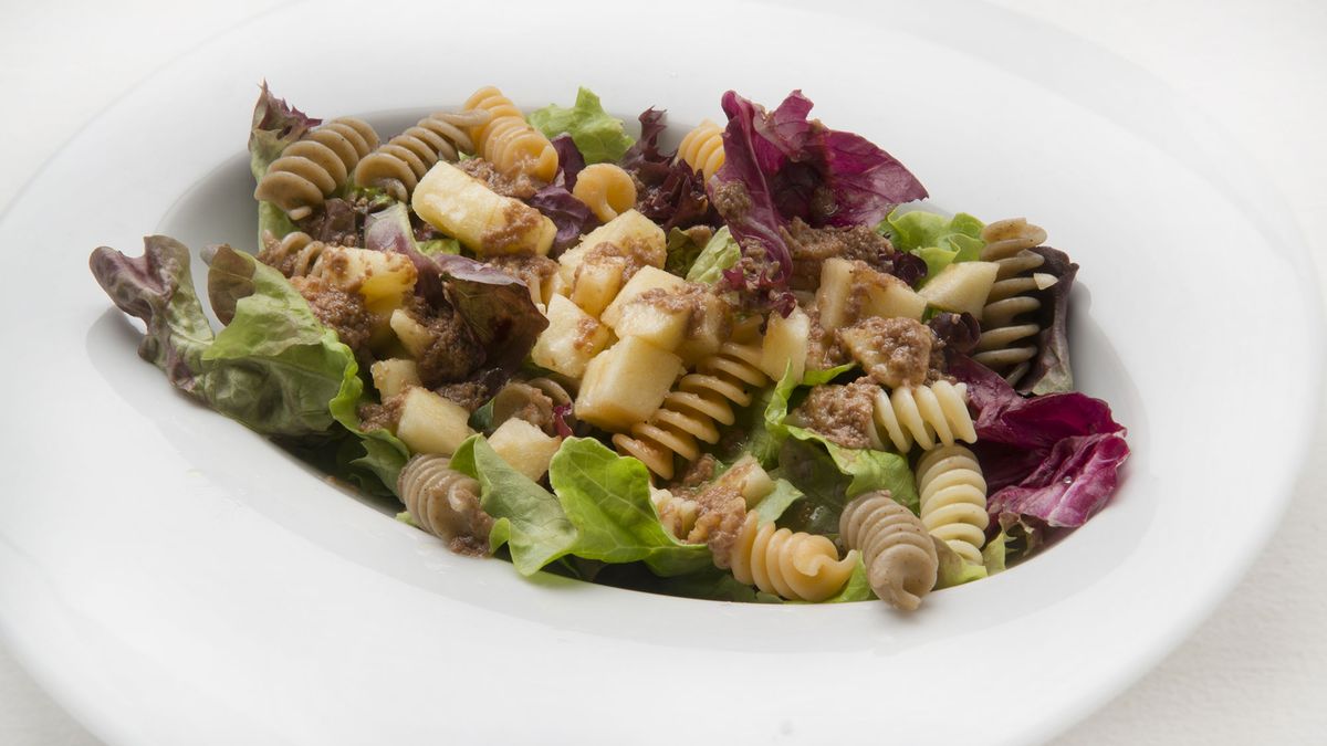 Ensalada de lechugas variadas y pasta con tapenade