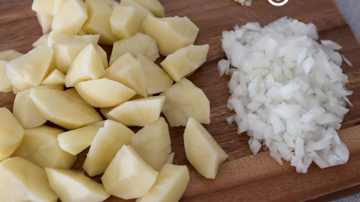 Patatas, cebolla y ajo listo para cocinar