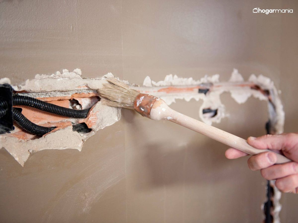 Humedece la zona con agua