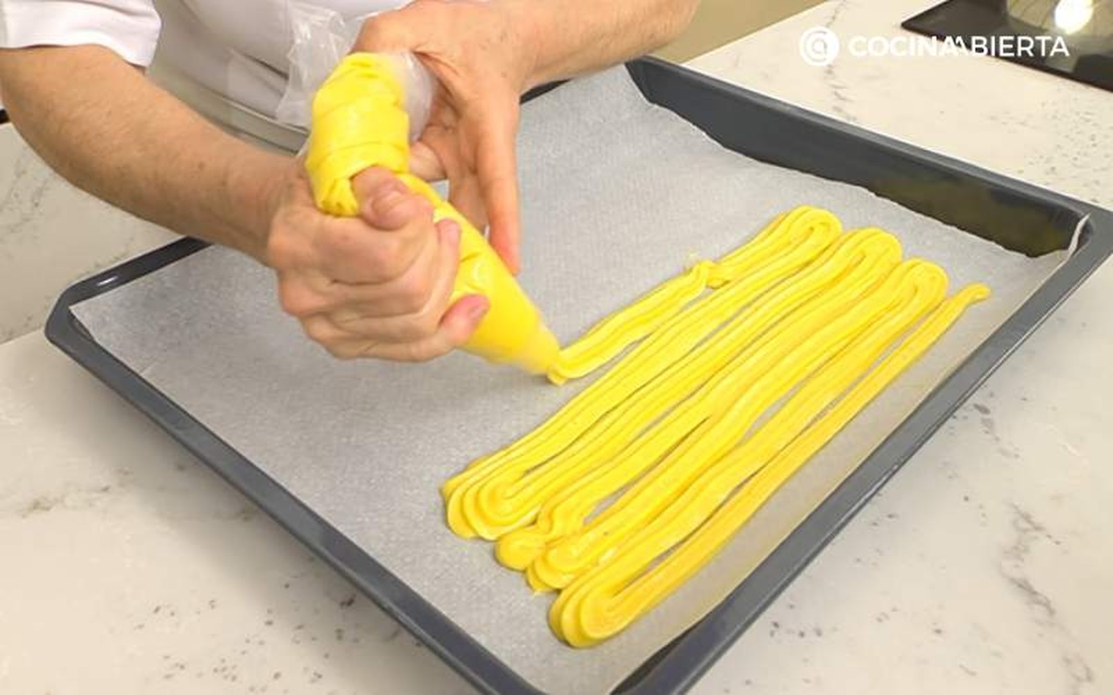 Pon la pasta choux sobre papel de horno Pon la pasta choux sobre papel de horno