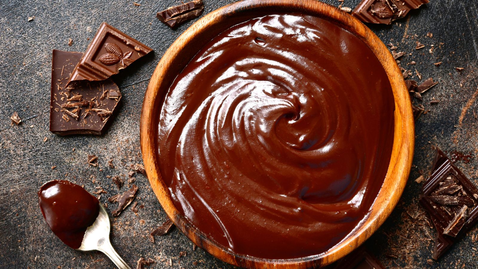 El chocolate puro, con su brillo y textura cremosa, revela su auténtica calidad. El chocolate puro, con su brillo y textura cremosa, revela su auténtica calidad.