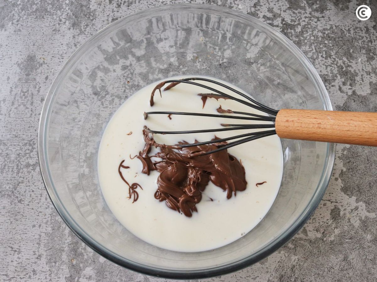 Funde la Nutella en la leche caliente para hacer el helado