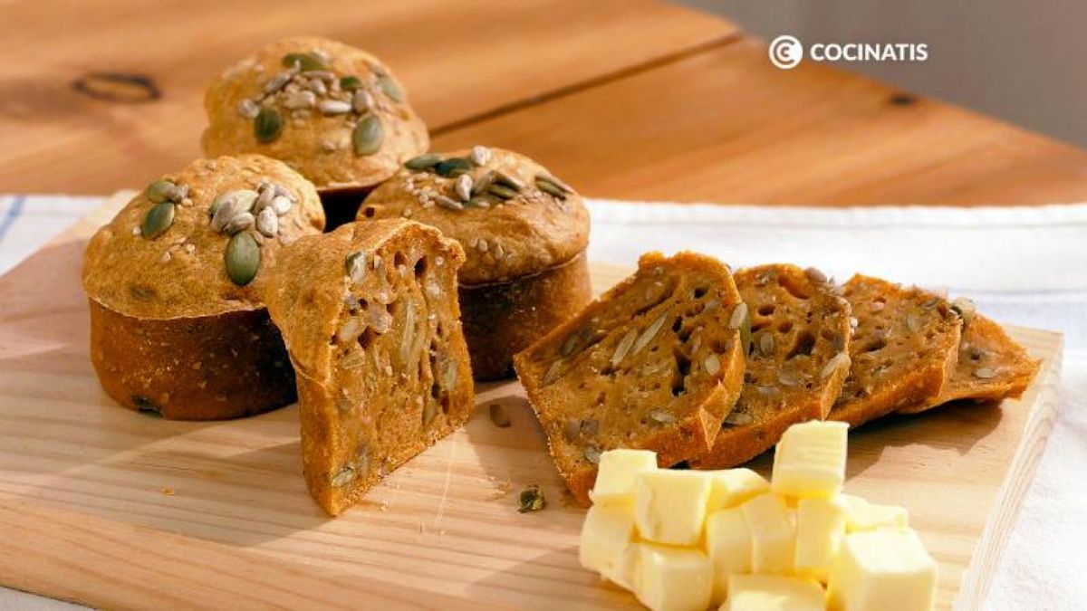 Sirve los bollitos de pan con tomate y semillas