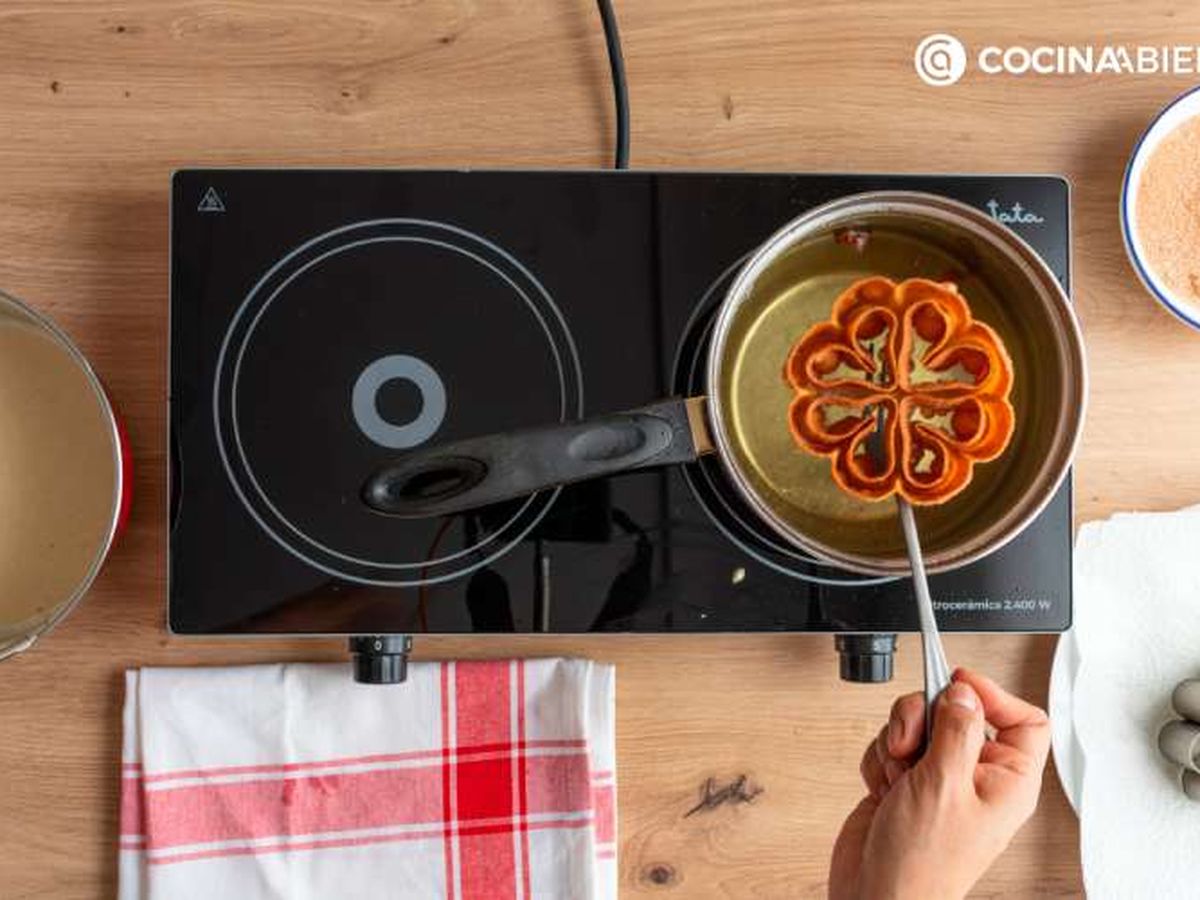 Fríe y escurre las flores fritas