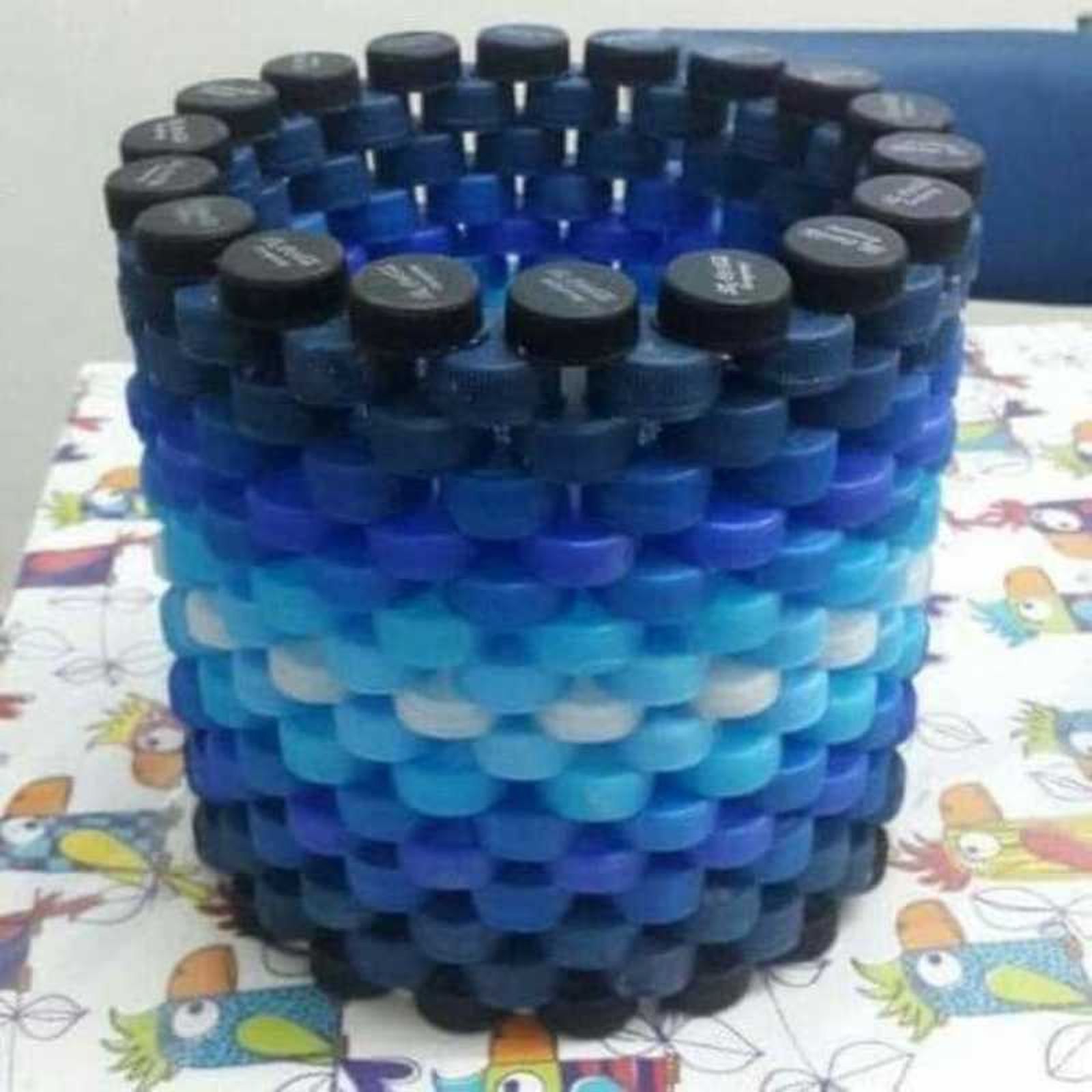 Cubo decorativo hecho con tapones de plástico. Cubo decorativo hecho con tapones de plástico.