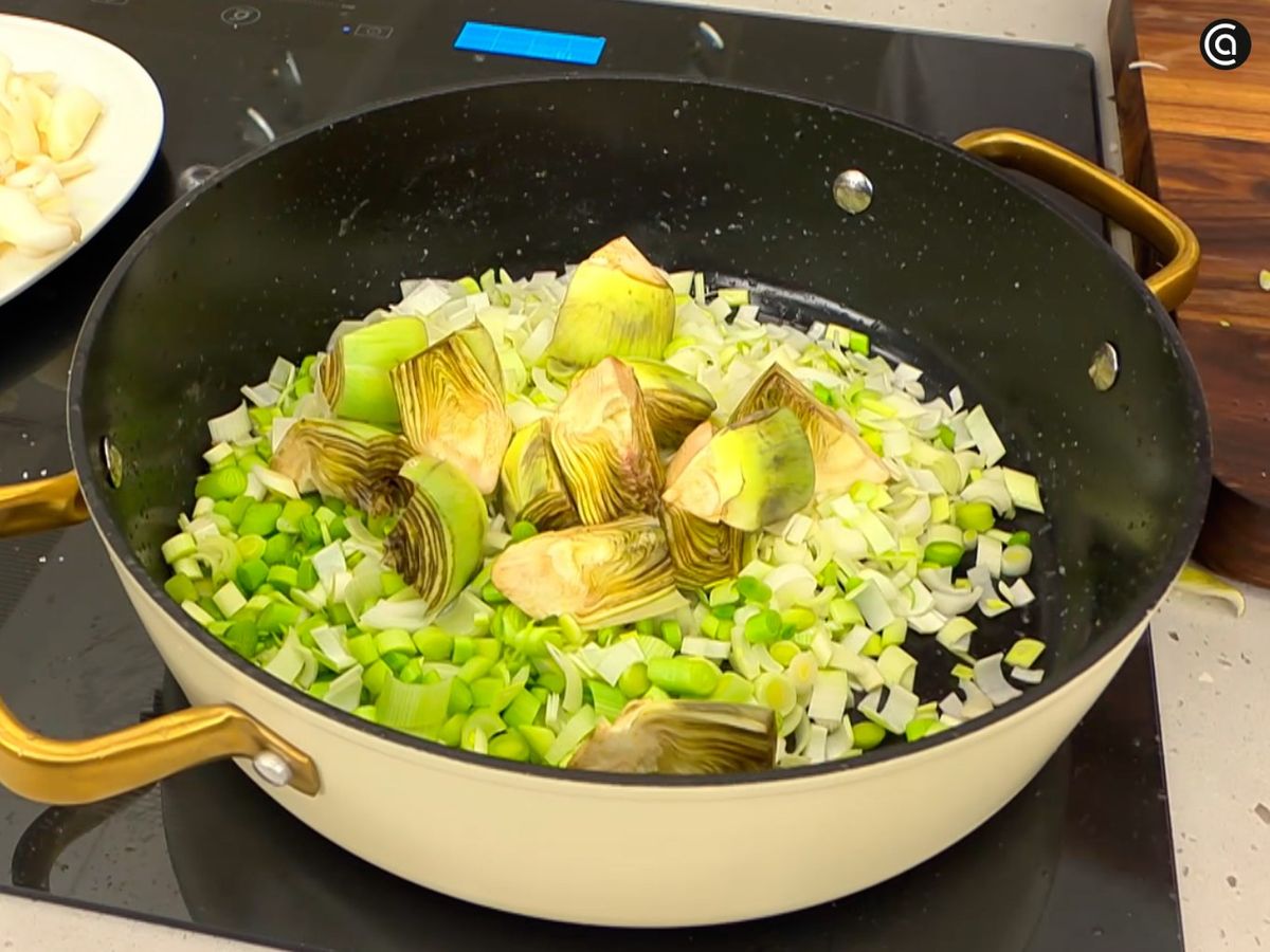 Cocina las alcachofas y los ajos frescos cortados