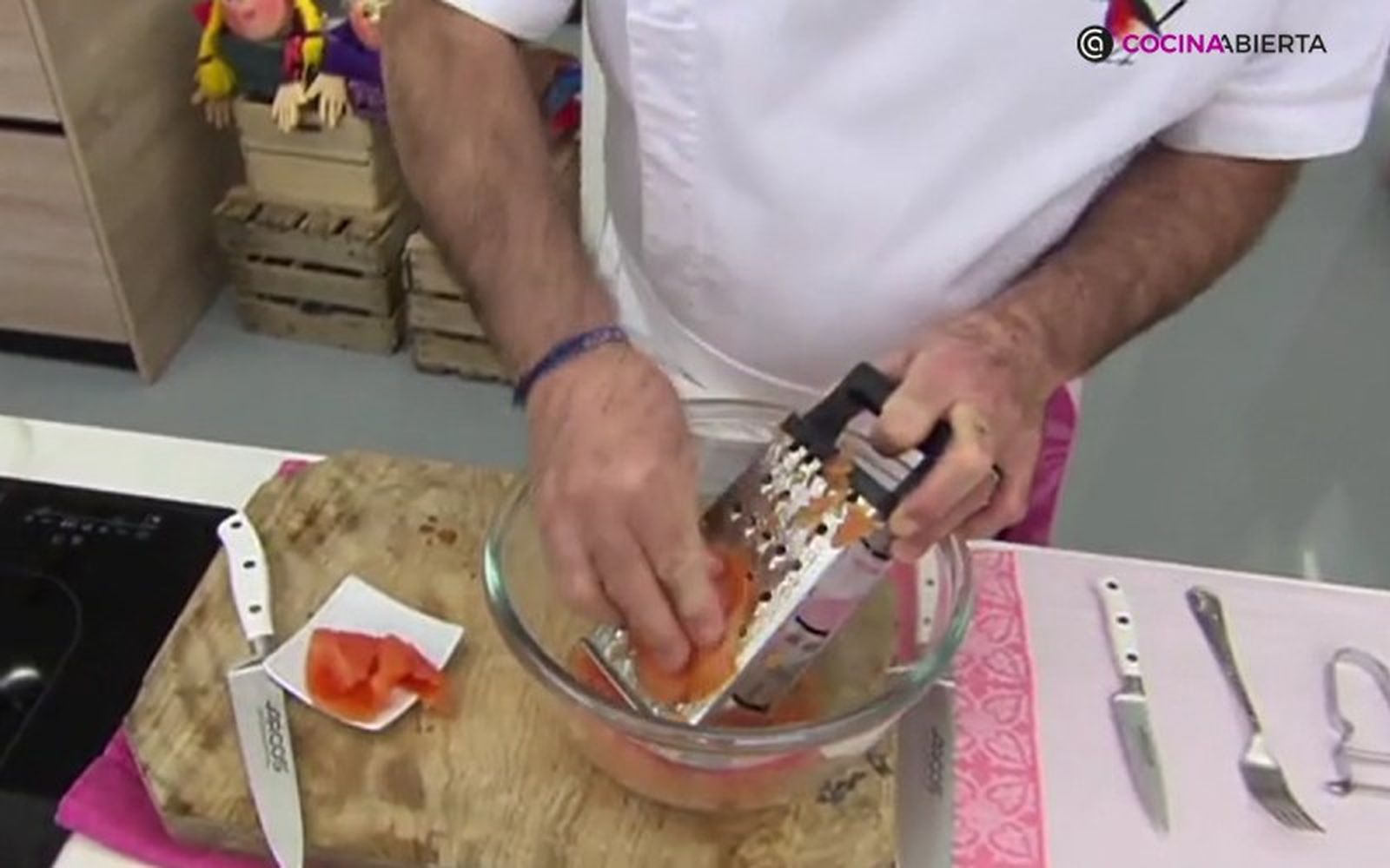 Ralla los tomates para dejar la piel fuera del sofrito Ralla los tomates para dejar la piel fuera del sofrito