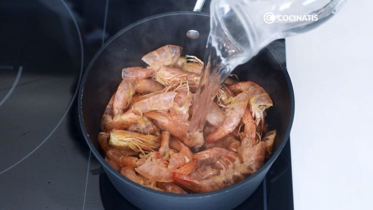 Añadimos agua para hacer el fumet de gambas