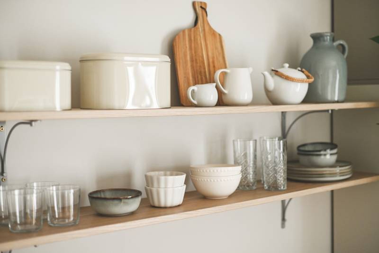 Estantería de cocina con utensilios de diferentes tamaños. Estantería de cocina con utensilios de diferentes tamaños.