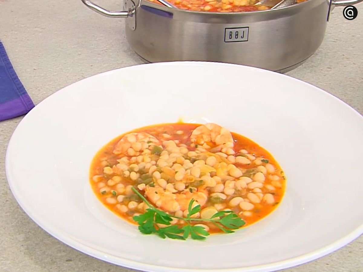 Decora las alubias blancas con langostinos con perejil