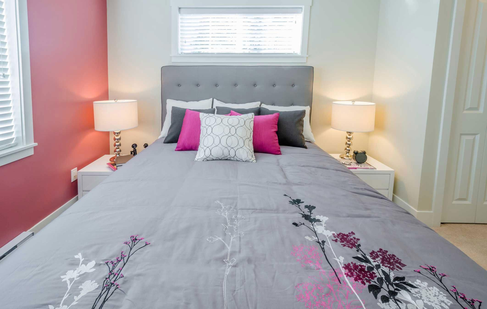 Dormitorio femenino en rosa, gris y blanco 1 Dormitorio femenino en rosa, gris y blanco 1