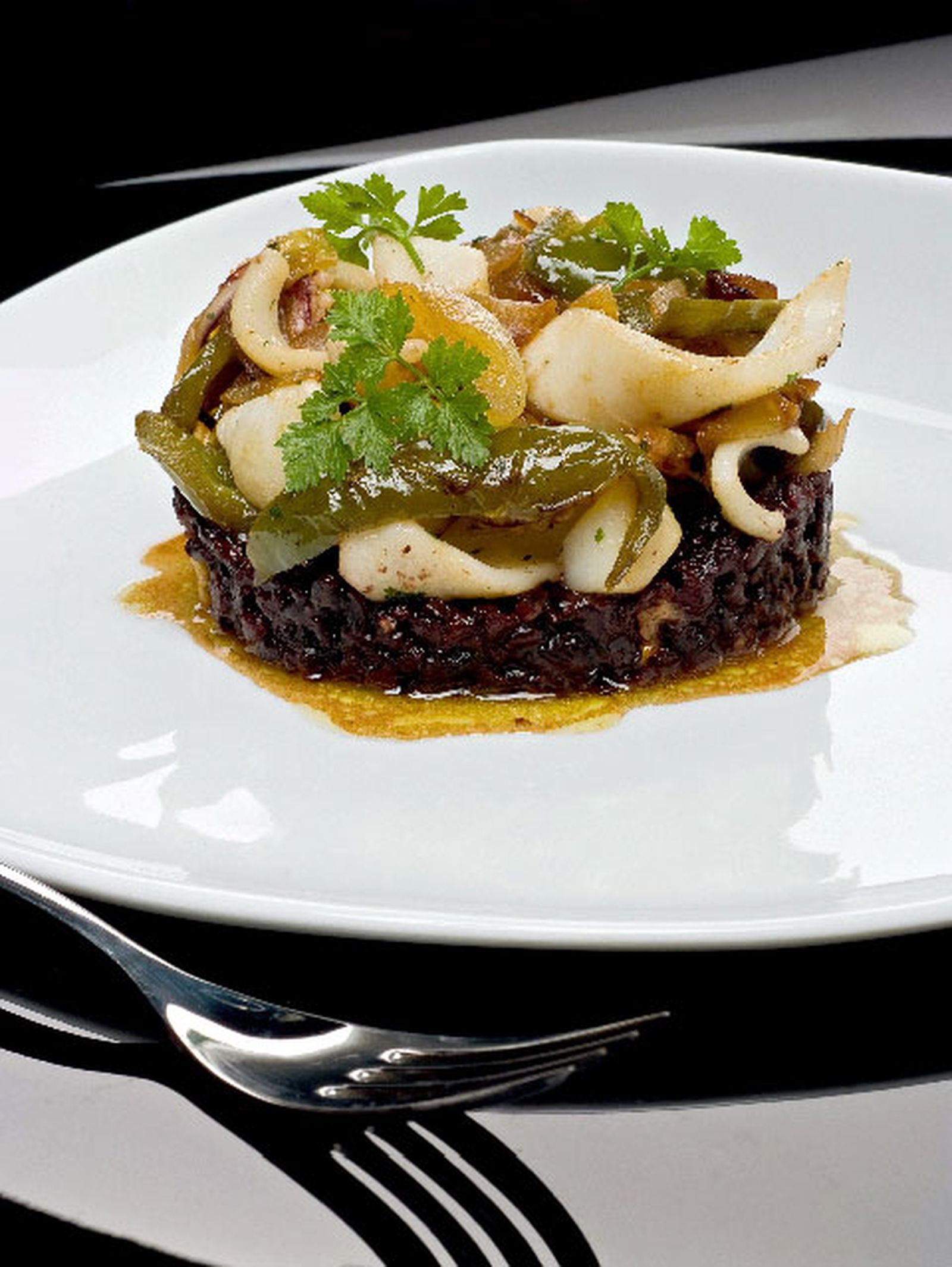 Calamares encebollados con arroz venere