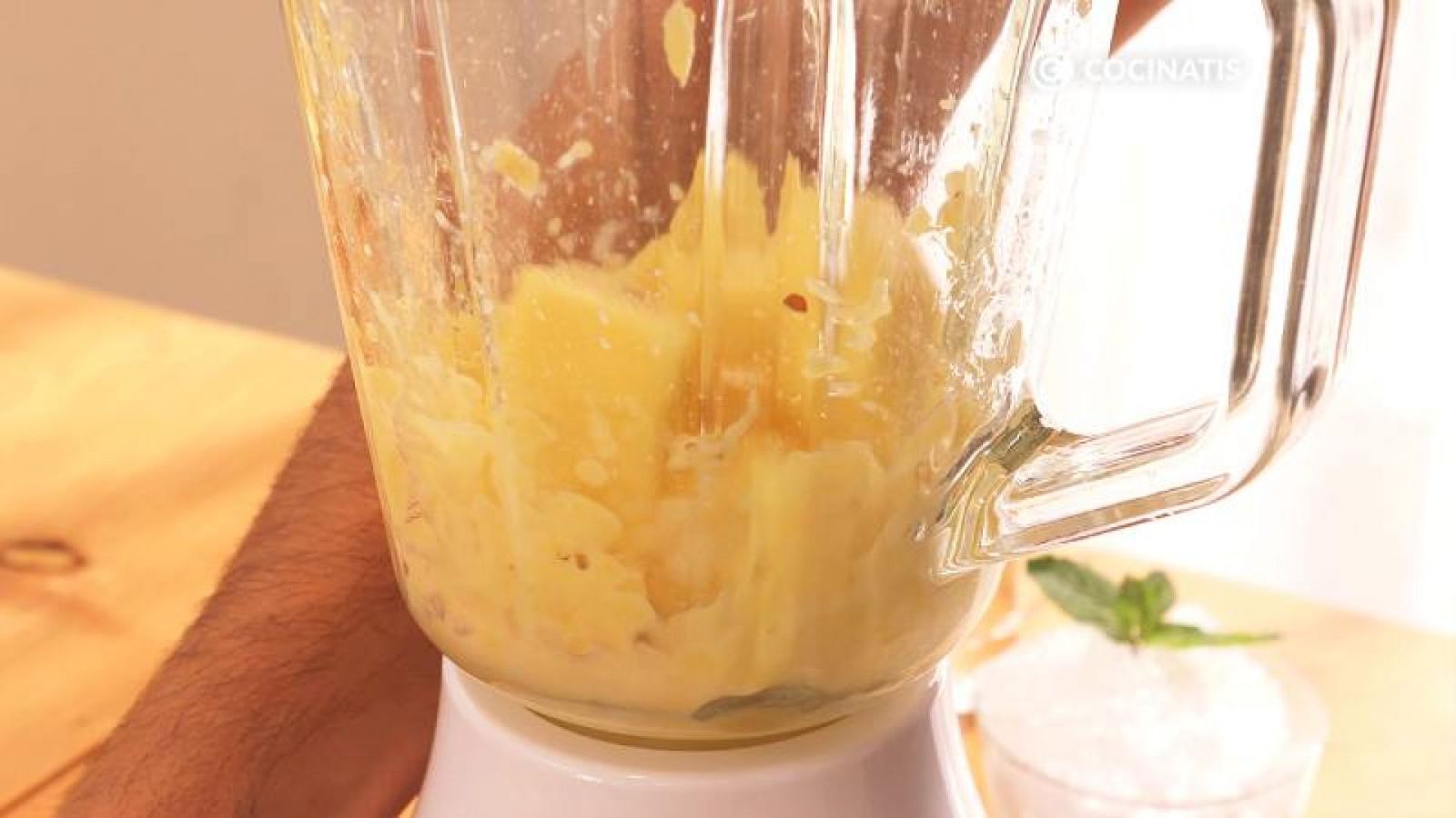 Pon en el vaso de la batidora los ingredientes y tritura bien/ Fotos: Cocinatis Pon en el vaso de la batidora los ingredientes y tritura bien/ Fotos: Cocinatis