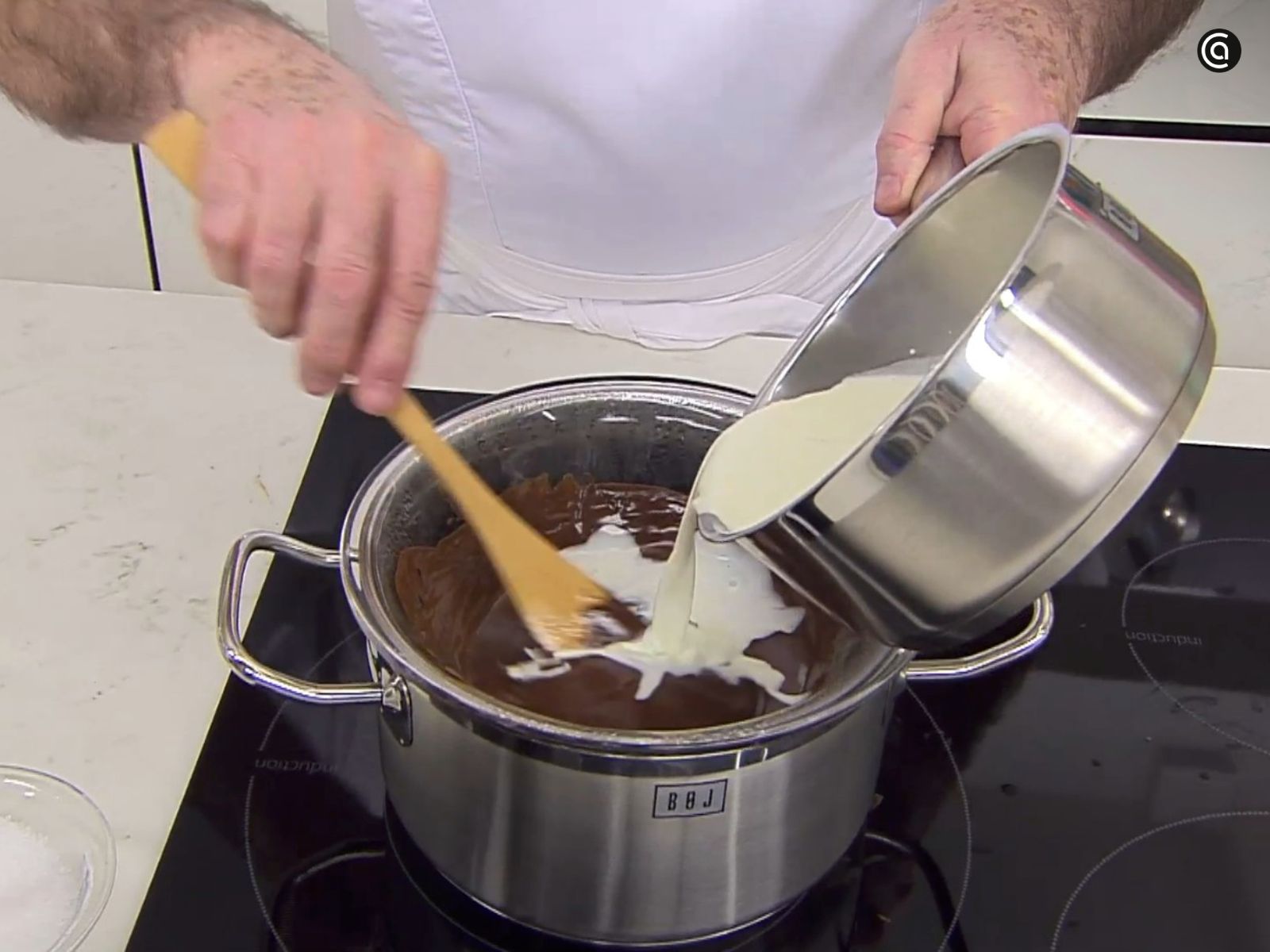 Incorpora la nata al chocolate