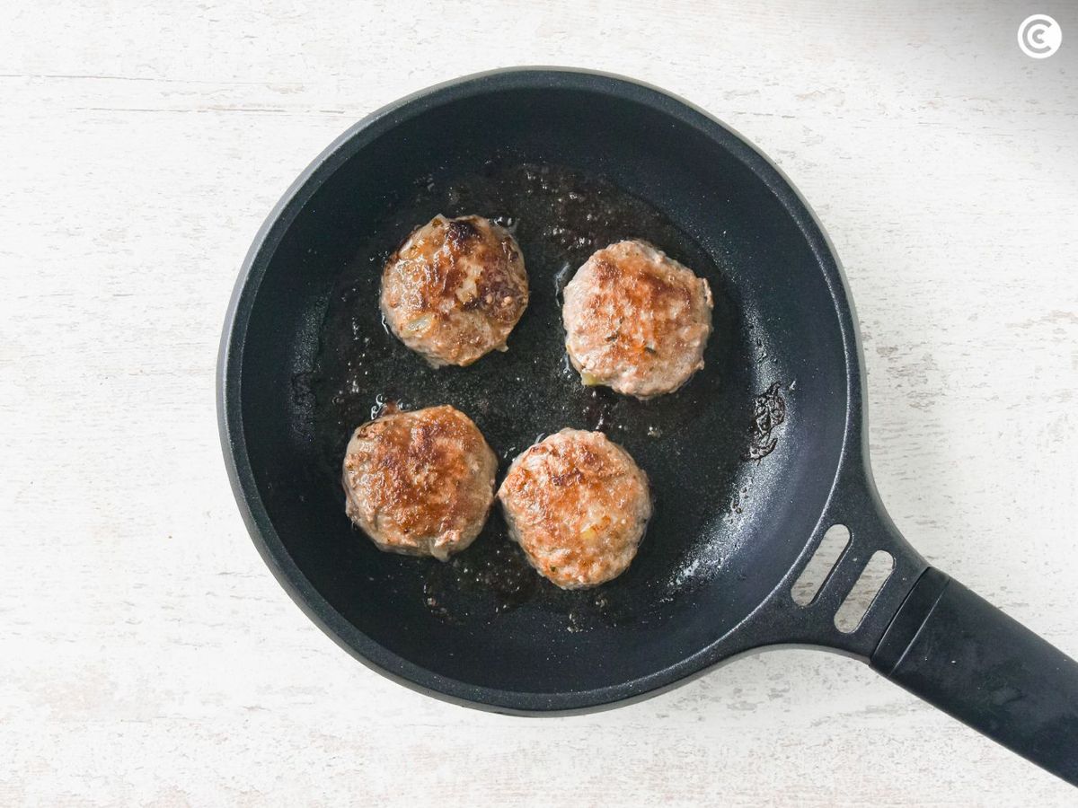 Dorar las frikadellen en la sartén