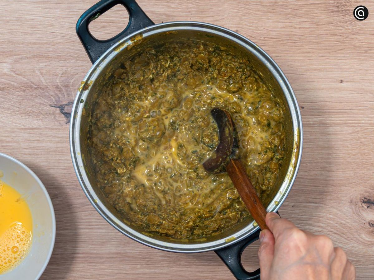 Incorpora los huevos batidos al sofrito y remueve para integrarlos