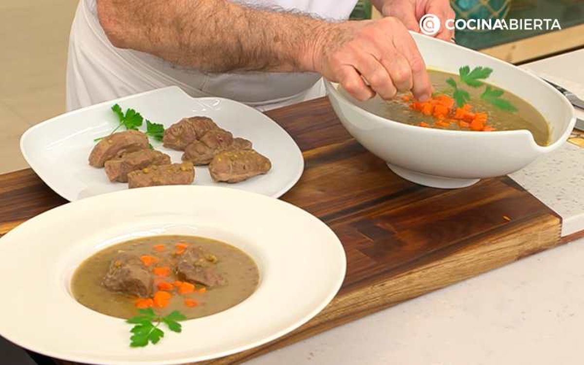 Sirve las lentejas con carrilleras de cerdo