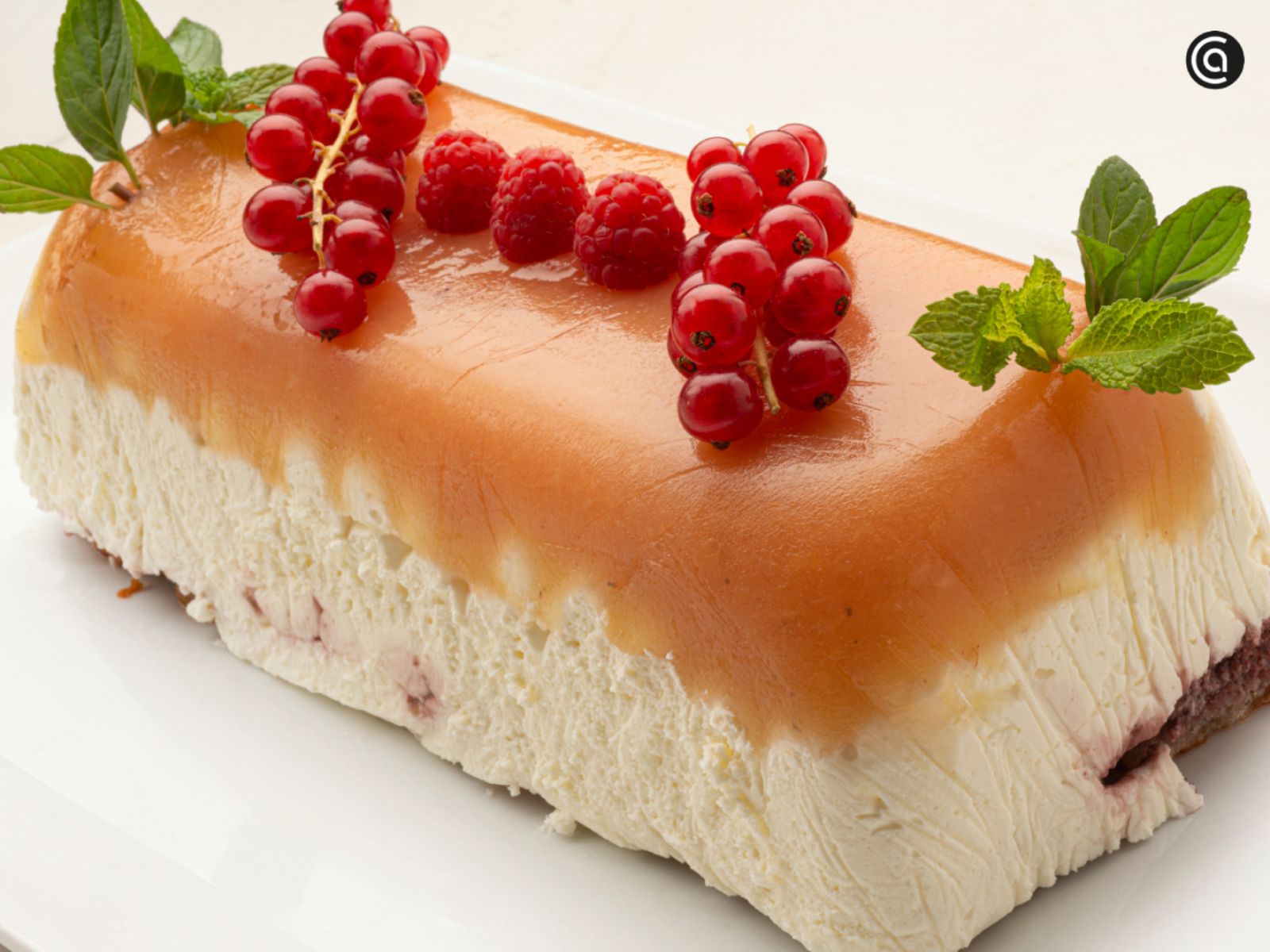Tarta de manzana típica del País Vasco, con base de bizcocho y una textura cremosa que combina tradición y frescura.