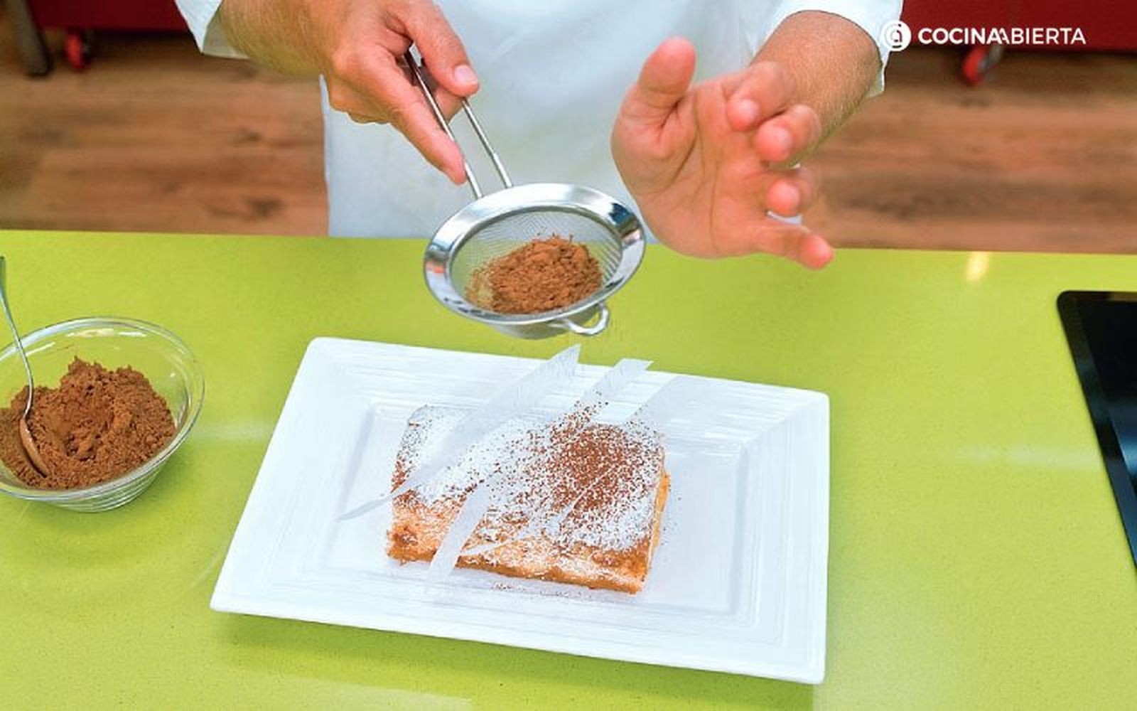 Puedes utilizar la técnica del colador con otros ingredientes, como cacao Puedes utilizar la técnica del colador con otros ingredientes, como cacao