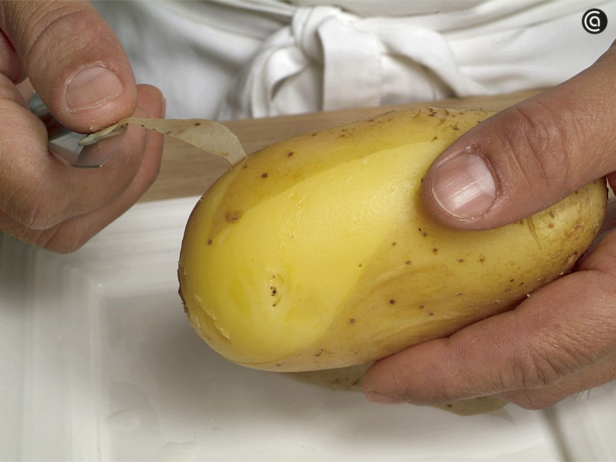 Pela la patata tirando de la piel