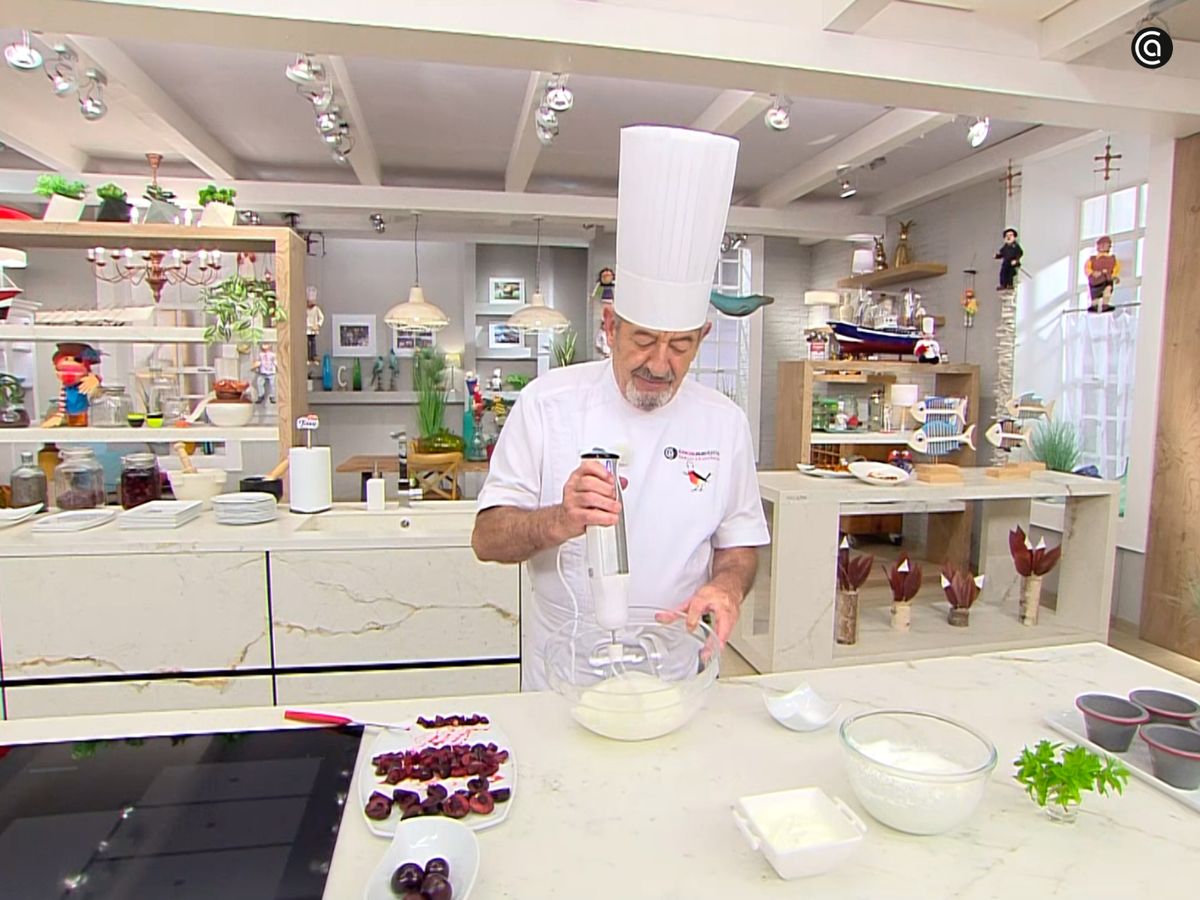 Monta la nata con el resto del azúcar en otro bol