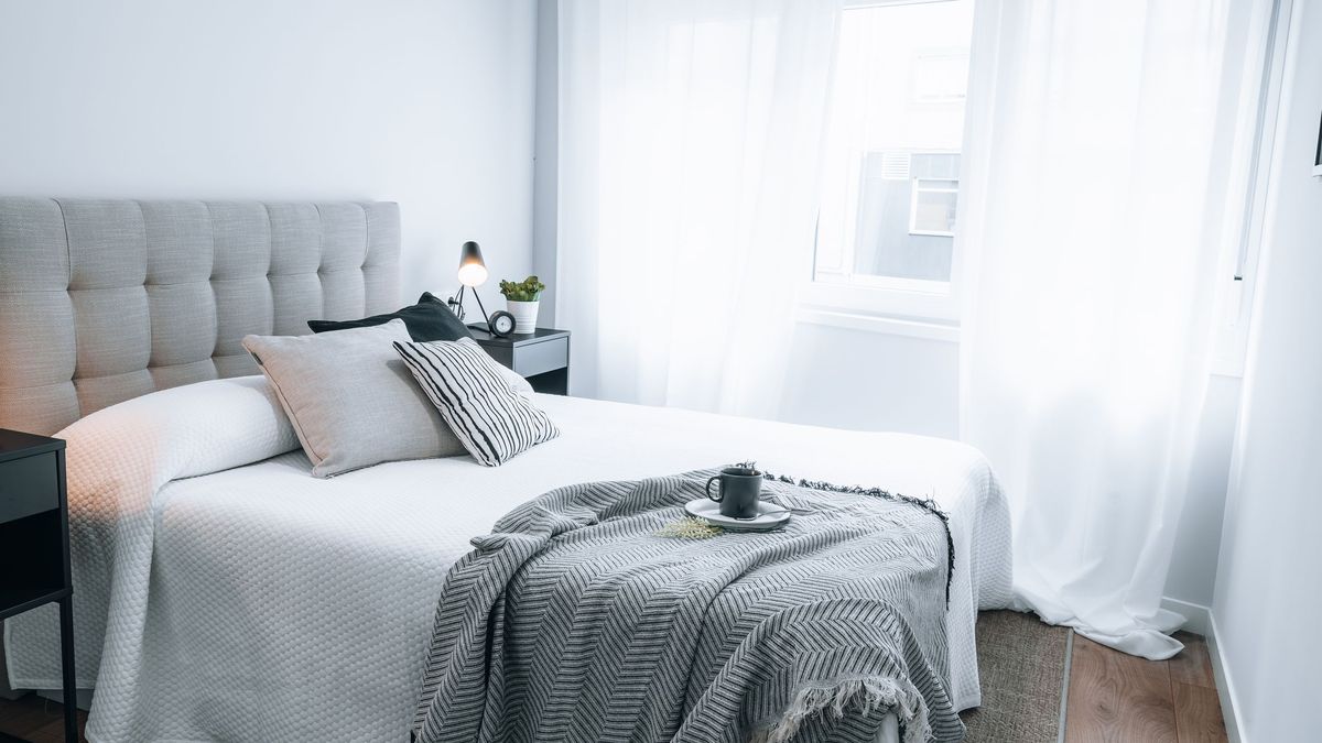 Procura que el color y material de la manta combine con el diseño de la habitación