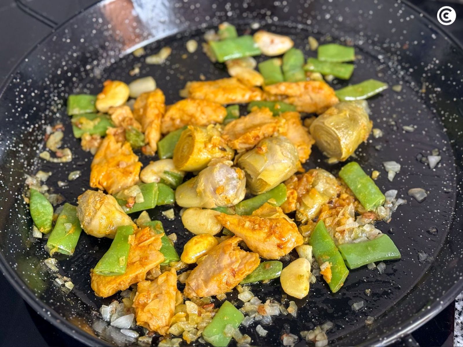 Añadir el heura al sofrito de la paella vegana Añadir el heura al sofrito de la paella vegana