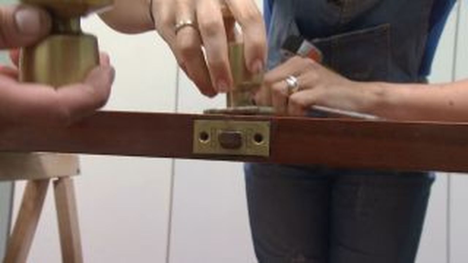 como hacer un cabecero con una puerta y una alfombra vinilica paso 1