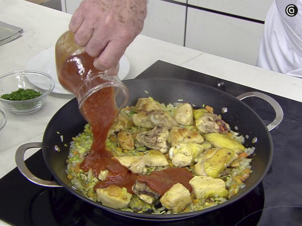 Agrega el pollo y la salsa de tomate