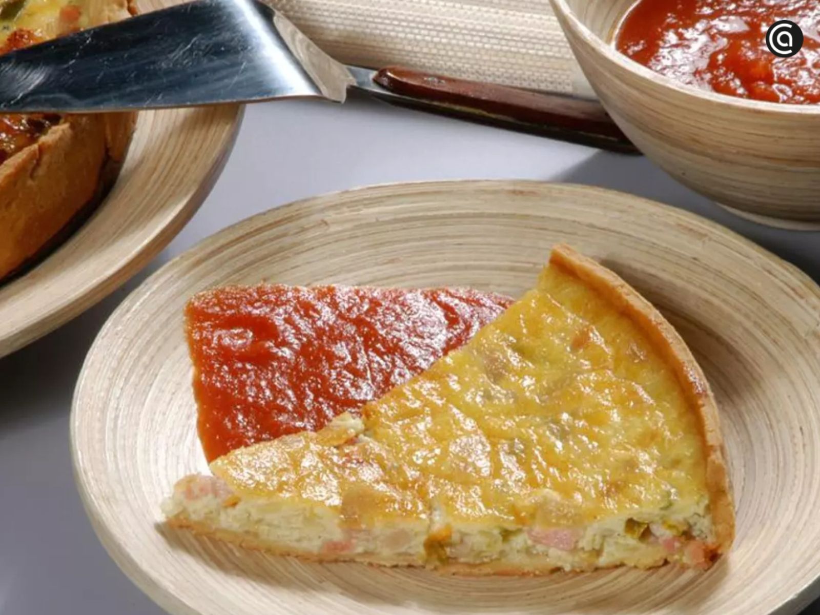 Quiche casera de panceta y queso, cortada en porciones para comer fría o a temperatura ambiente en el picnic. Quiche casera de panceta y queso, cortada en porciones para comer fría o a temperatura ambiente en el picnic.