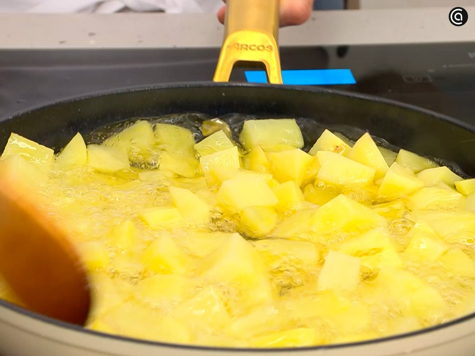 Corta las patatas en cubos y fríelas en abundante aceite caliente