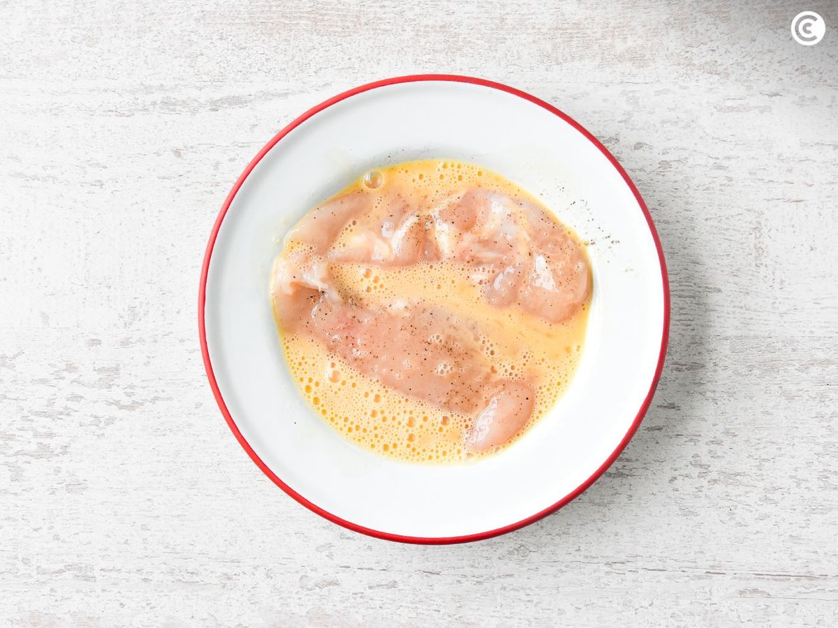 Rebozar los filetes de pollo con huevo antes de empanarlos