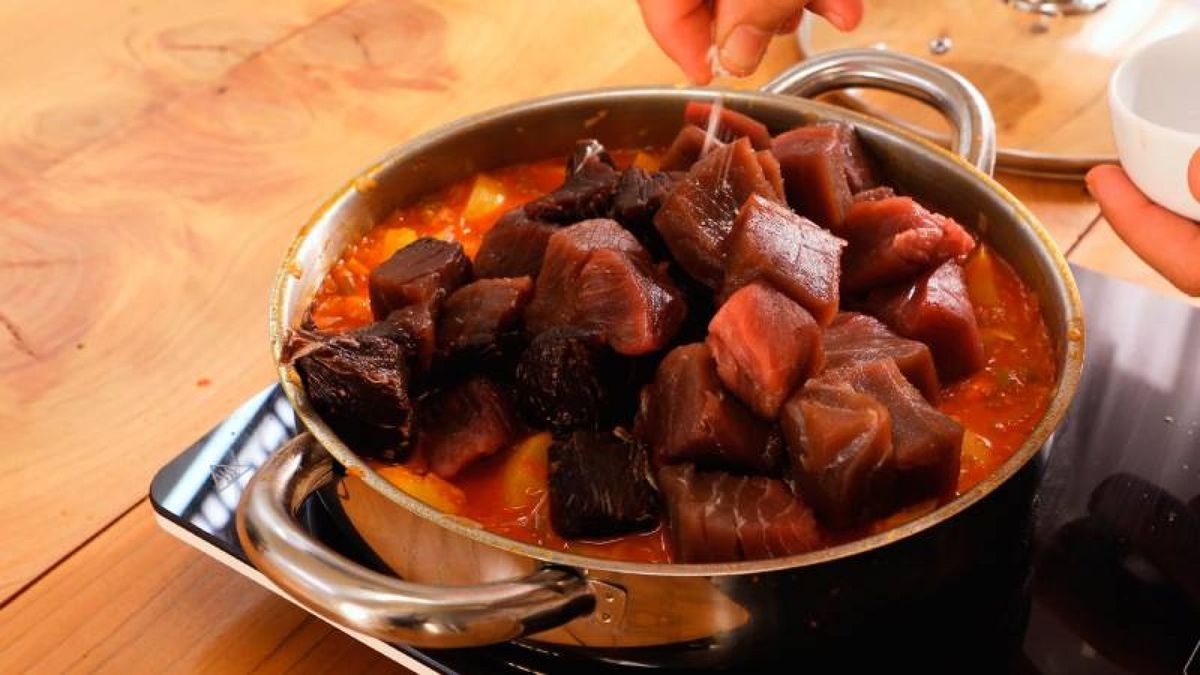 Cocinar a fuego lento permite que los sabores se integren a la perfección en el marmitako