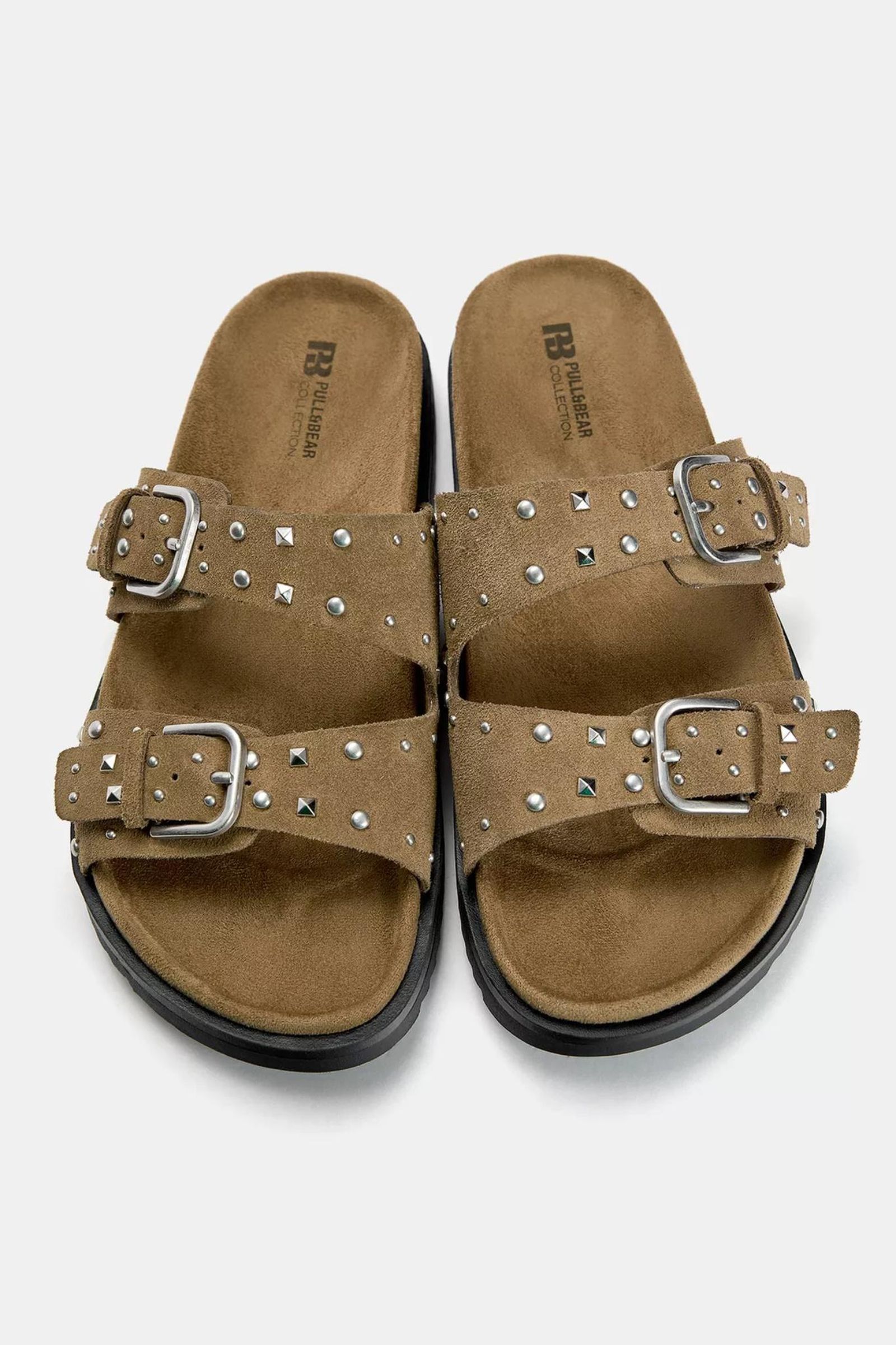 Sandalias con hebillas y tachas.