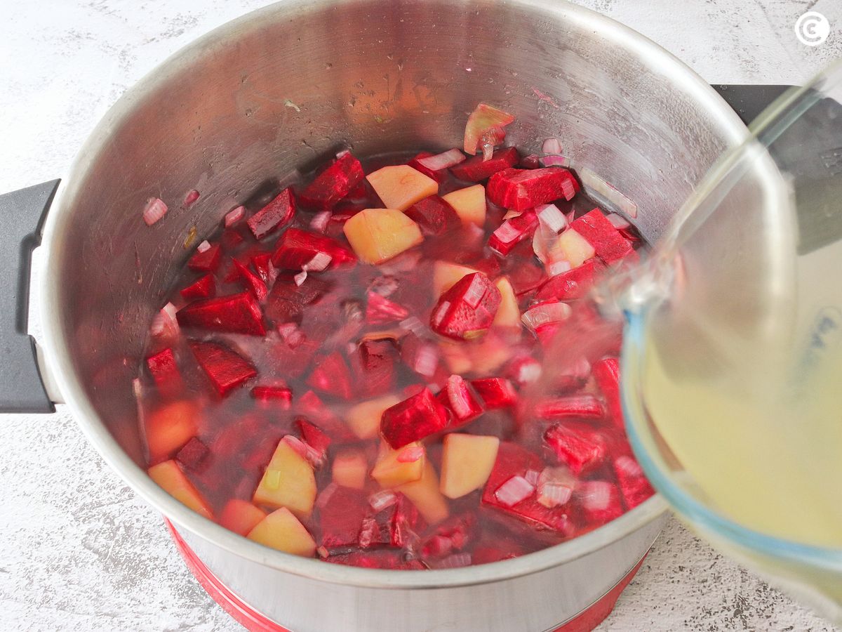 Cubre con caldo de verduras y cocina