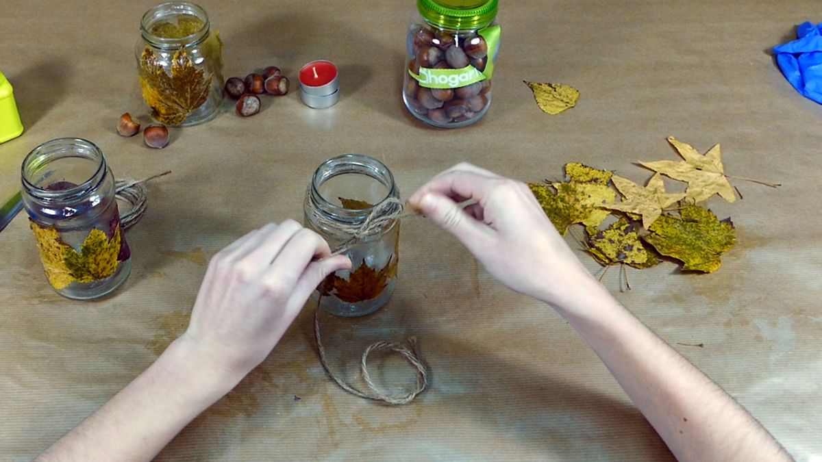 Cómo decorar tarros de cristal con hojas secas paso 4