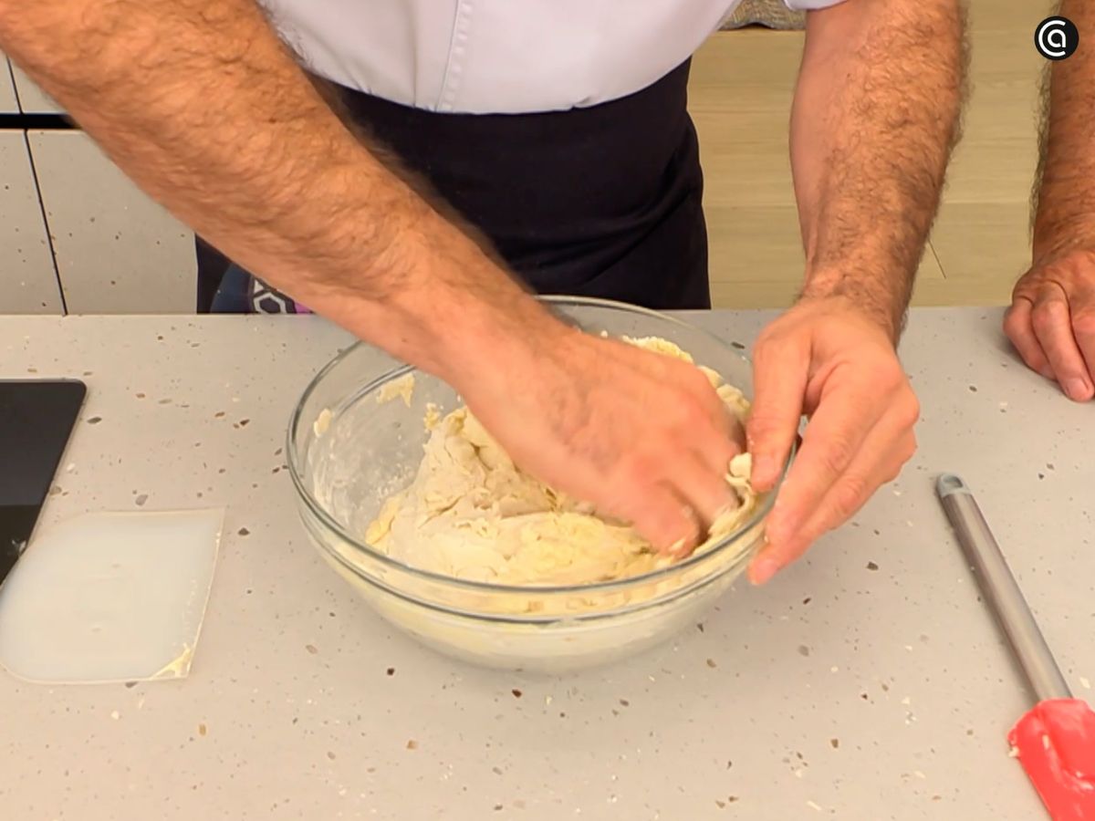 Mezcla el prefermento con el resto de ingredientes y deja reposar la masa.