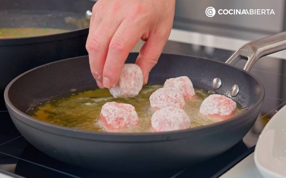 Elaboración de la receta de albóndigas con patatas - Fríe las albóndigas y cocínalas en la cazuela