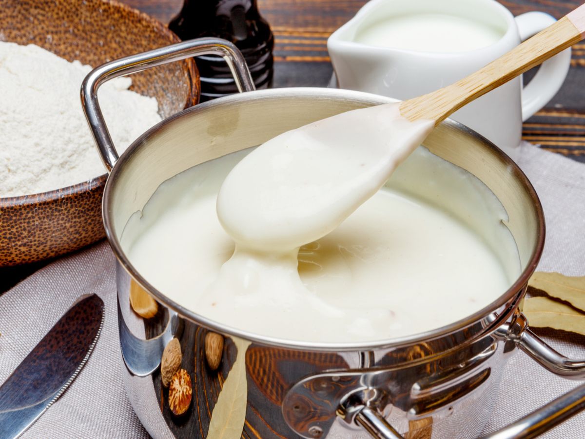 La salsa bechamel es una de las más difíciles de arreglar si queda muy líquida, aunque la podemos mejorar con un nuevo roux.