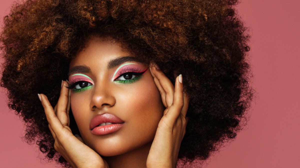 estas son las 6 tendencias mas importantes en el mundo del maquillaje para 2023 parpados neon