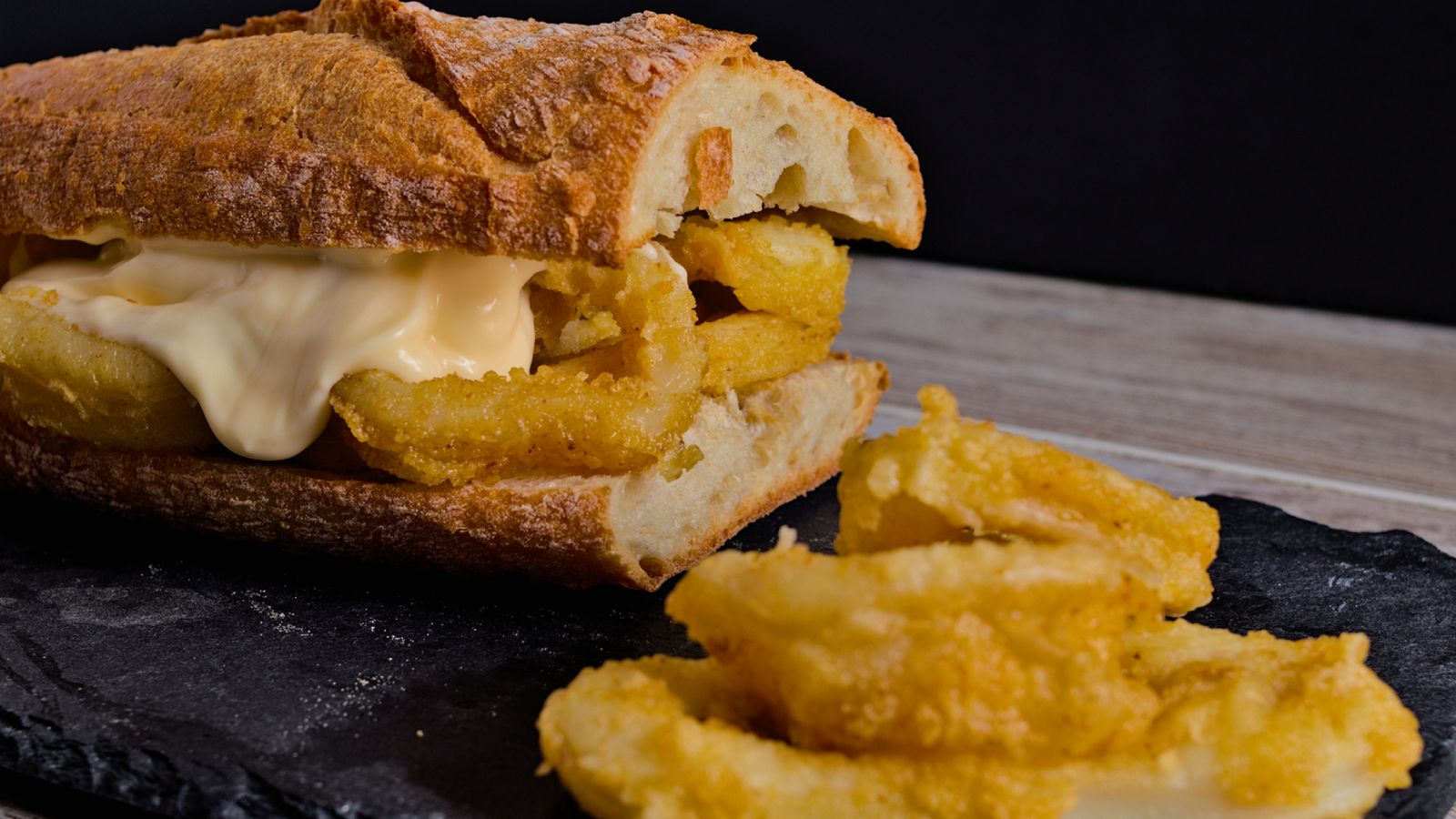 Crujiente por fuera y tierno por dentro, el bocadillo de calamares funciona tanto en casa como en el bar cuando la fritura está bien hecha.