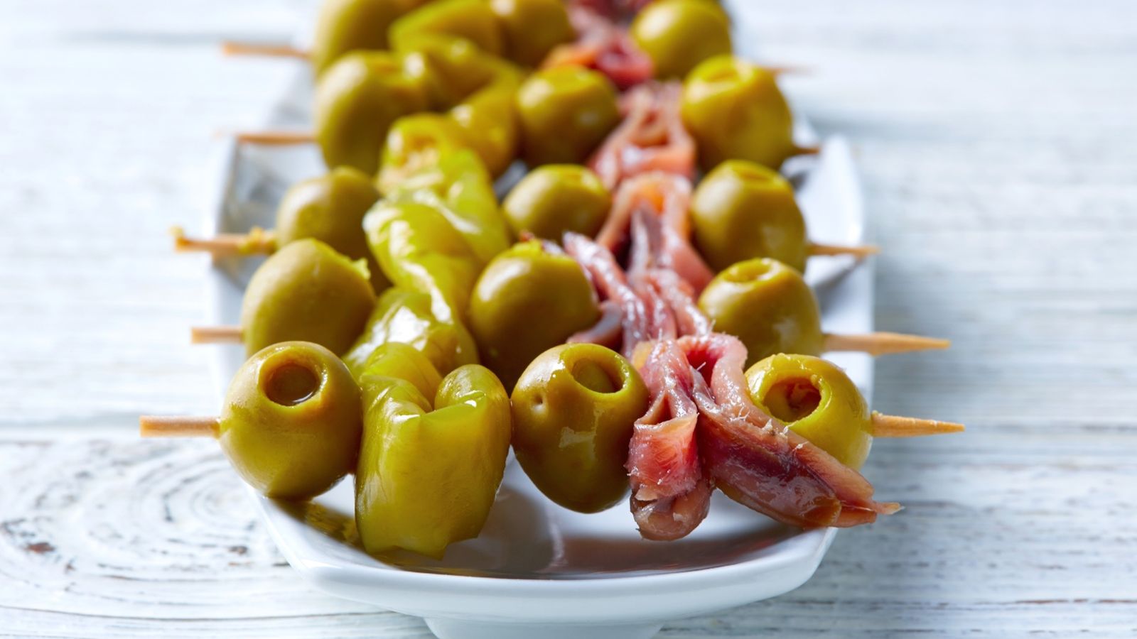 El bar Casa Vallés fue el primero en servir esta combinación: una aceituna, una guindilla y una anchoa en brocheta