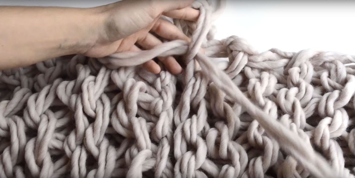 Cómo tejer con las manos o hacer arm knitting paso 6