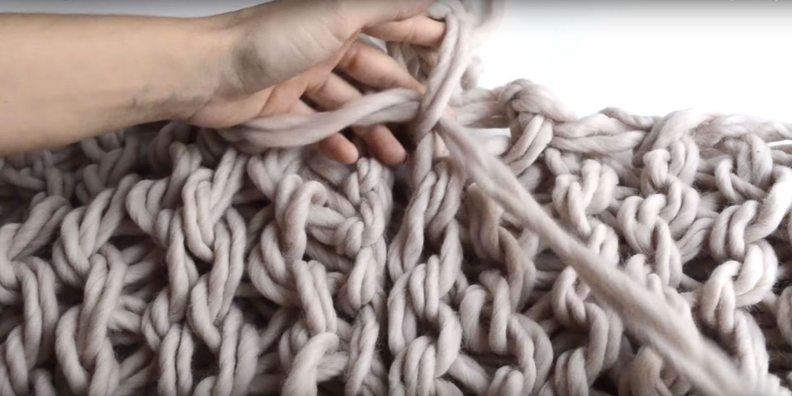 Cómo tejer con las manos o hacer arm knitting paso 6