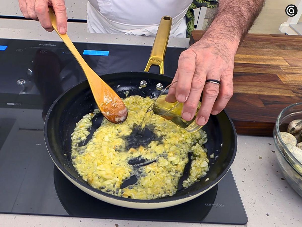 Preparar la salsa para las almejas