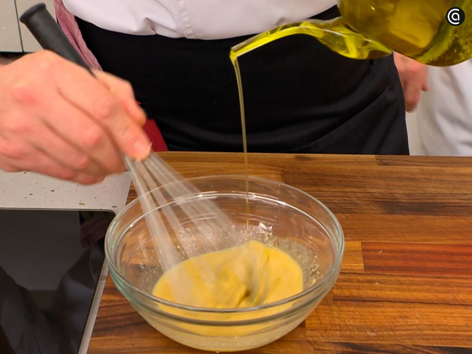 Mezcla la cáscara de limón, el zumo, la mostaza, la miel y el aceite