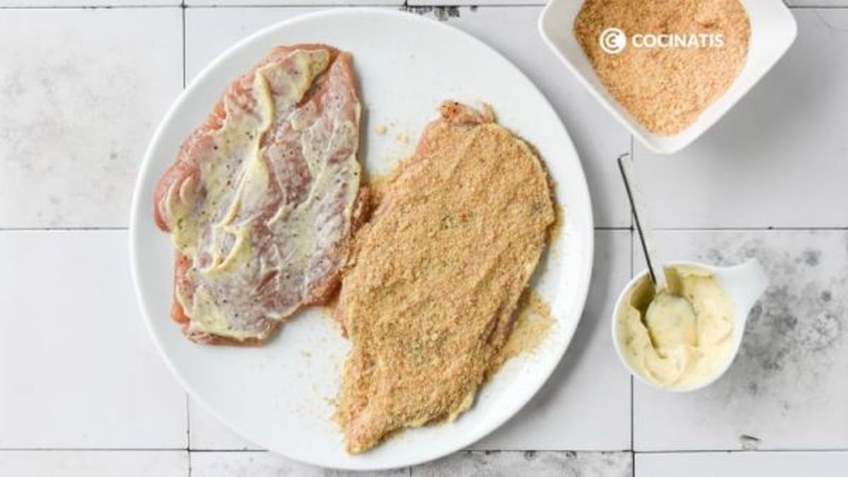 Untamos con salsa y empanamos las pechugas de pollo